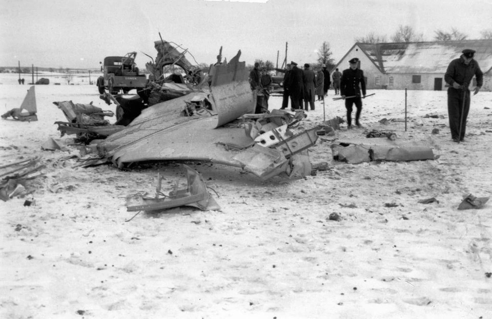 1. februar 1956. Zonen Helsinge afspærrer nedstyrtningsstedet.