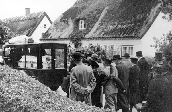  Begravelsesoptog i Gilleleje Hovedgade, ca. 1935.
