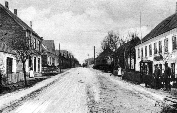  Billede fra Vestergade 10, Helsinge. På loftet i den hvide bygning til højre var der logi for arbejdsløse og hjemløse for organisationen "Arbejdet Adler". Ca. 1910