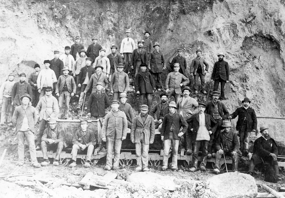 Nogle af de mange mænd – i træsko – som deltog i det hårde arbejde med at dræne Søborg Sø.