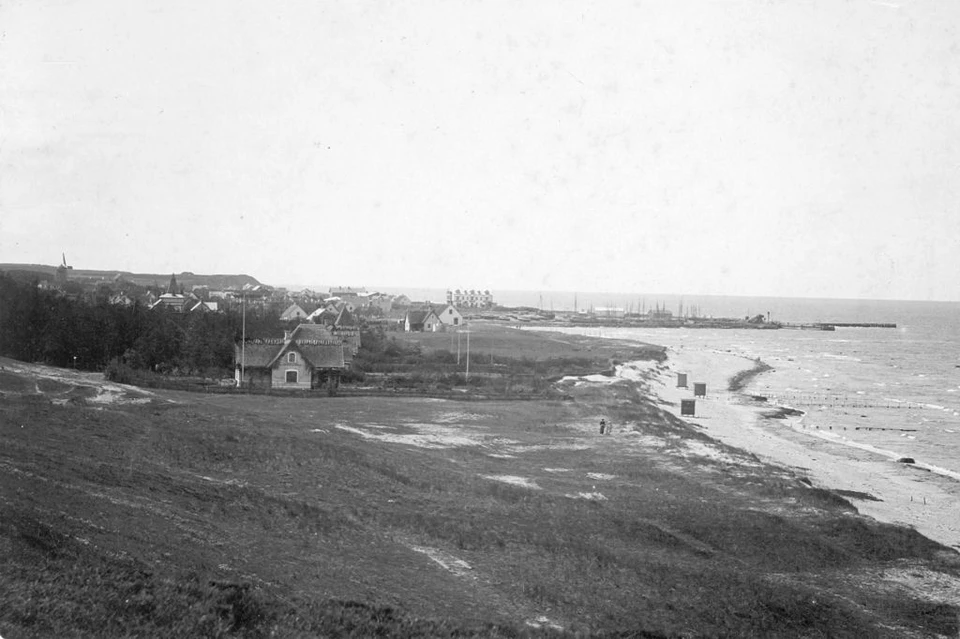 Sådan så Strandbakkerne ud ca. år 1900. Her kurede landliggerbørnene ned ad bakkerne og fik græspletter på tøjet. 