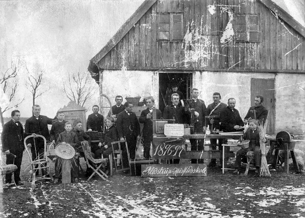 Drenge og karle var – i hvert fald i begyndelsen - elever i husflidsskolen. Her er det Blistrup Husflidsskoles hold i 1896-97 foran et hus, som har tilhørt Blistrups første brugsforening. Det lå på det, der i dag hedder Peder Thomsensvej.