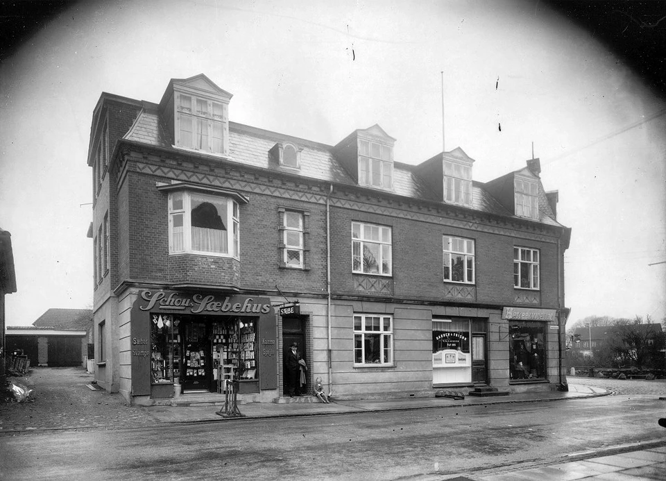 Helsinge havde så vidt vides flere udgaver af Schous eller Tatol – men i hvert fald var der én på Frederiksborgvej 2 og én i Østergade 23.  