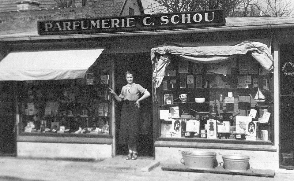 Det er altså ikke Jonna Henriksen på billedet, men en ekspedient fra forretningen. Dette billede er fra 1936, men ifølge Jonna så forretningen næsten lige sådan ud, da hun fik arbejde der 24 år senere. 