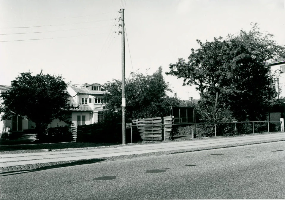 Helsinge bio udefra: Biografen set fra Østergade i 1970. Oprindeligt havde den initiativrige O. Nielsen planer om et butiksbyggeri foran biografen, men jordbunden var for blød, så han endte med at opgive. 
