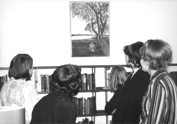 Biblioteket – garant for den gode smag, både i litteratur og kunst. Her beundres et kunstværk på Helsinge Bibliotek, dengang det lå på Frederiksborgvej 18