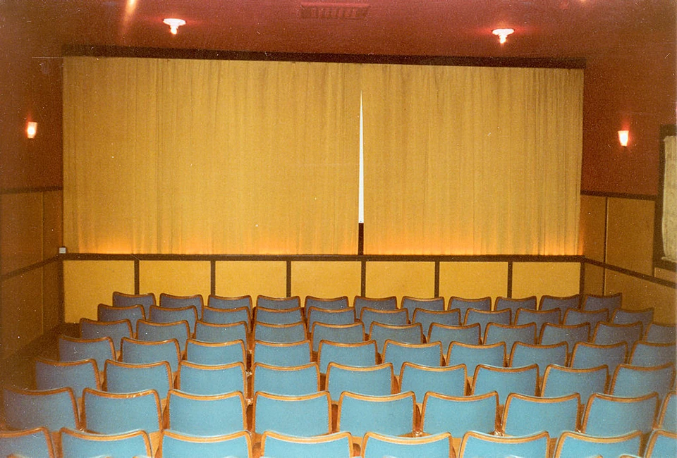 Stolerækkerne og lærredet for enden. Der var 140 pladser, og biografen blev varmet op med kakkelovn.