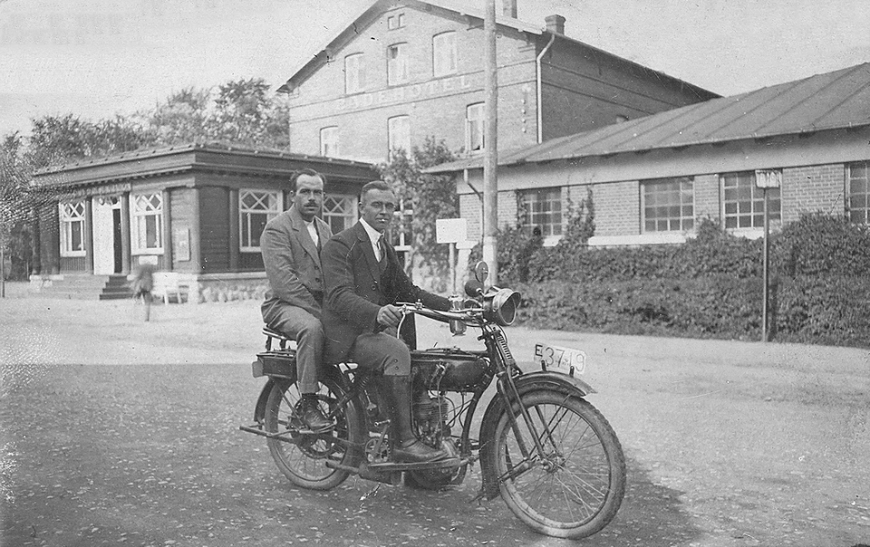 Der poseres foran Gilleleje Badehotel i 1925.
