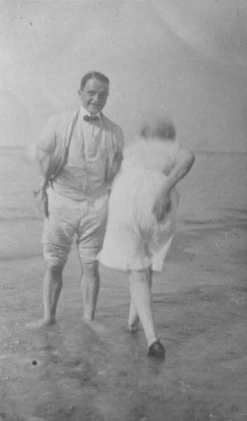 Badegæsterne svømmede, soppede og slængte sig i klitterne, hvis ikke de vandrede og cyklede rundt i Hegnet, til Søborg sø eller langs kysten. Badeliv, sopper i vandkanten, ukendt årstal.