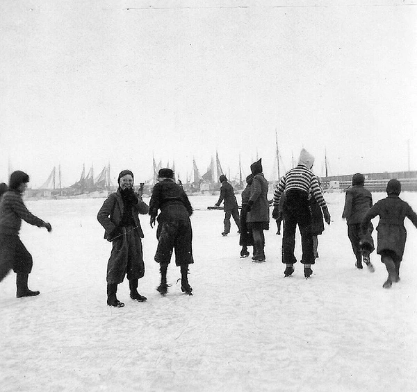 Skøjteløb, der ellers foregik på søerne inde i landet, var sjovt i Gilleleje havn, når havnen virkelig frøs til. Og det gjorde den under krigens strenge vintre. Børn på isen i Gilleleje havn, 1940.