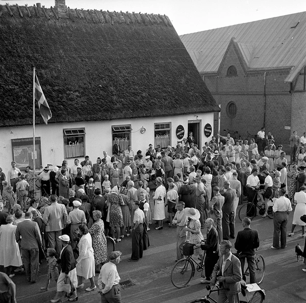 Algang fra Gilleleje torv til Barnets Hus i Munkerup og retur. Vesterbrogade ud for Gilleleje kro. Fotograf Johannes Espenhain.