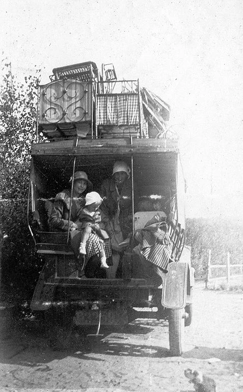 Der blev pakket rigeligt, når sommergæster tog på landet. Her fra Tisvilde 1927.