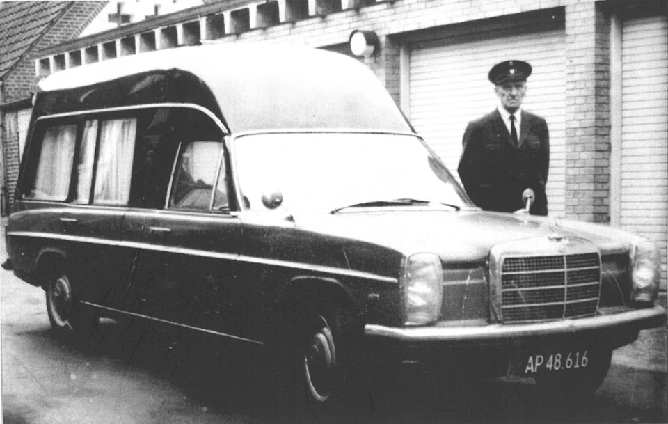 Ambulance har fået fjernet udrykningssignalerne, efter at de ikke længere udførte ambulanceudrykninger fra Esbønderup Sygehus. Ambulancen blev nu kun brugt til alm. overførsel af patienter mellem sygehusene. Ambulancechauffør Bernhard Jacobsen. 1972