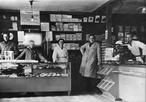 Personale i Gilleleje Brugsforening, Hovedgaden 28, 1947.