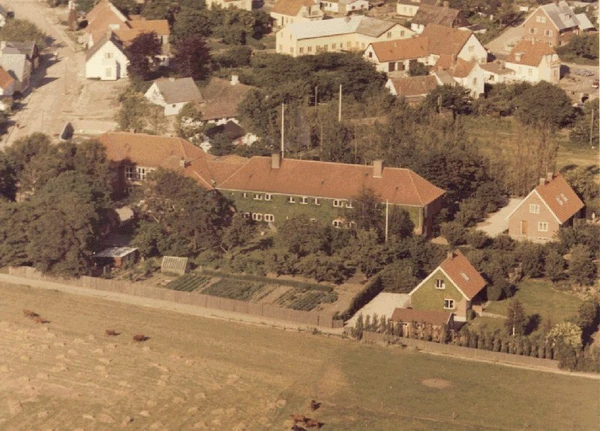 Luftfoto af Vejby med Vejby Skole i forgrunden. Luftfoto 1962 – fotograf ukendt.