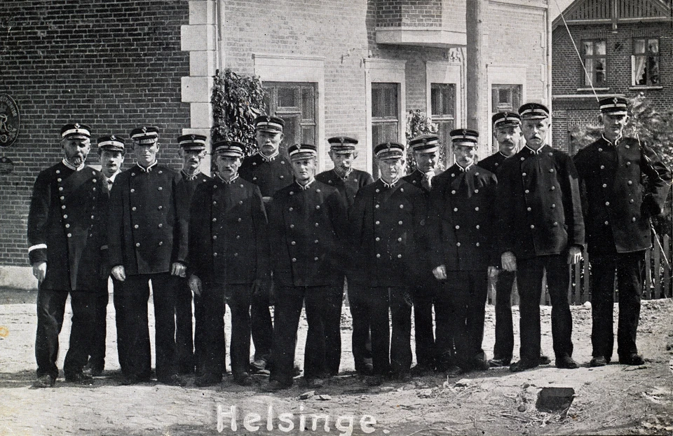 Helsinge postbude, 1906. Landpostbud Hans Olsen er nr. 4 fra højre og fik senere tilnavnet ”flaskepost”.