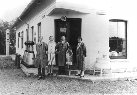 Indgang på hjørnet af Gilleleje Hovedgade og Rostgårdsvej. tv. benzinstander, 1925.