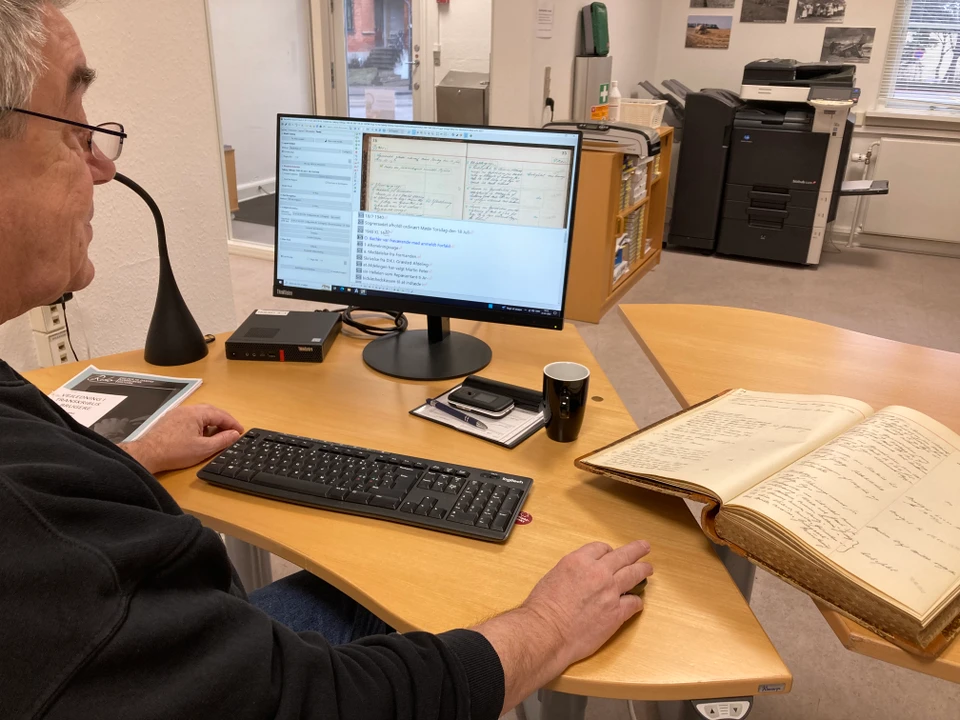 H.C. Enevoldsen sidder foran computeren på arkivet og er ved at transkribere sognerådsprotokollen fra Søborg-Gilleleje Kommune fra 1940-1948. H.C. Enevoldsen sidder foran computeren på arkivet og er ved at transkribere sognerådsprotokollen fra Søborg-Gilleleje Kommune fra 1940-1948.