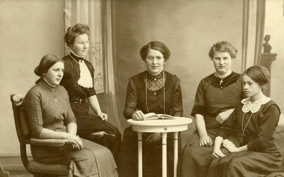 Hyggesnak på nabogården Kongensgløde, ca. 1925. Dagny Galler sidder længst til højre.