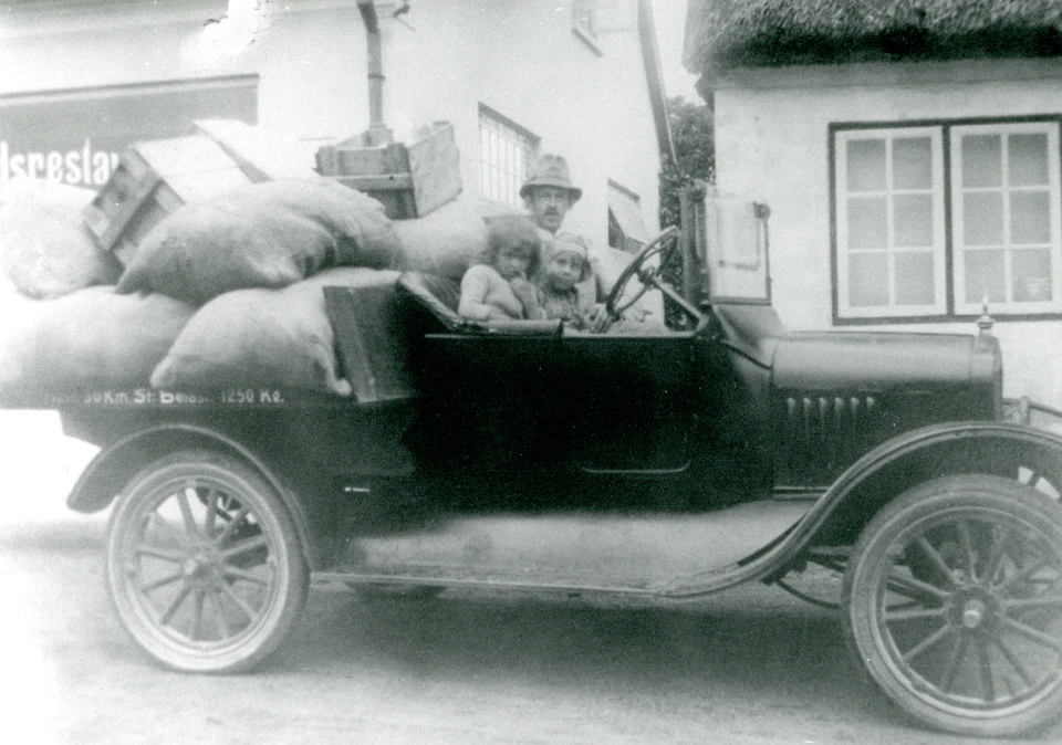 Gilleleje Brugsforenings varebil med brugsuddeler Th. Poulsen bag rettet, ca. 1926. 