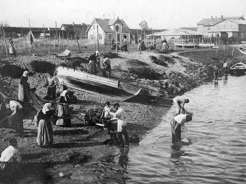 Fiskerne og deres koner renser garn i Søborg Kanal, Gilleleje, ca. 1890'erne