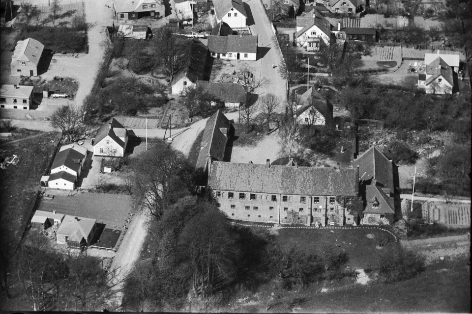 Luftfotografi af Esrum Kloster fra ca. 1937, der var Sylvest Jensens første fototur rundt i det gamle Gribskov. Foto: Sylvest Jensen Luftfoto / Det Kongelige Bibliotek