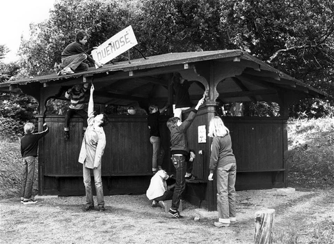 Elever fra Maarum skole er ved at male trinbrættet, ca. 1981