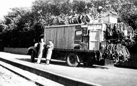 Fragtbilen fra København, der kørte rundt med rejsegods til landliggerne i Tisvilde og omegn, ca. 1960