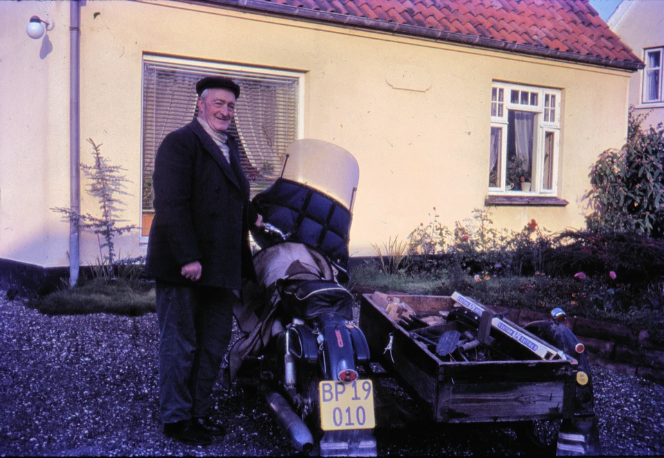Luft-Pedersen foran sin motorcykel med sidevogn, ca. 1960. Efter sigende startede han altid i 2. gear, fordi han ikke kunne løfte benet højt nok til at starte i 1. gear. Foto: Kenneth Have Petersen