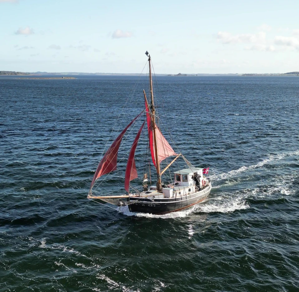 Pan hedder i dag Karen Marie og er i dag en motorsejler, man kan være heldig at møde i de danske farvande. Pælemasten blev videreudviklet til en almindelig stormast, så båden nu kan føre sejl. Tegning til den nye mast blev udført af Christian Nielsen, Handels og søfartsmuseet i Helsingør”. 2021. Foto Morten Løvshall