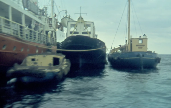 Pan ligger til højre i billedet nær Radio Mercur, ca. 1960. Pan fik på et uvist tidspunkt en pælemast til lastning og losning. Da Pan blev bygget i Gilleleje, havde den oprindeligt ikke mast. Foto: Søren Hurup