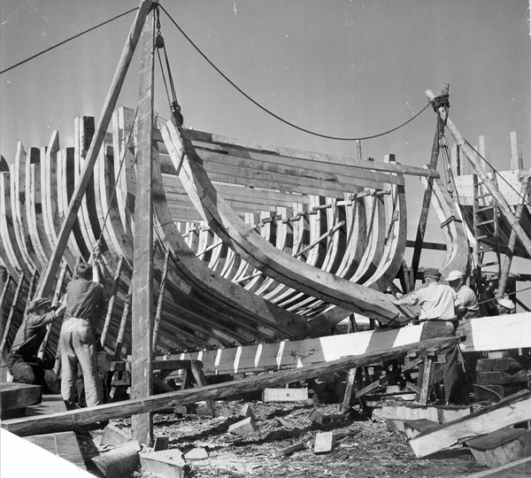 Hos Andersen og Ferdinandsen i Gilleleje kunne man få lige det skib, man ønskede. Her er spanterne (bådens skellet) ved at blive sat på plads på et nyt skib. Ca. 1950