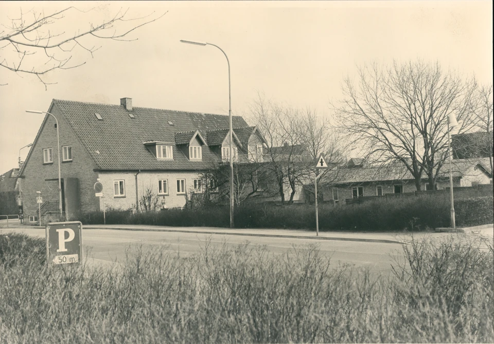 Holbo Herreds Lokalhistoriske Arkiv fik lokaler i den lave sidebygning til højre på Frederiksborgvej 18, her set fra Rådhusvej. Bygningen var tidligere pedelbolig, men blev stillet til rådighed af byrådet i forbindelse med etableringen af arkivet i 1973.  