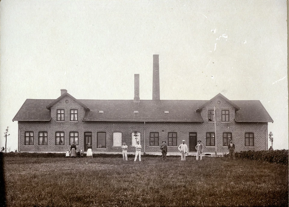Græsted Andelsbageri med personale og familie for både bageriet og møllen, ca. 1900. Som andelshaver i Græsted Andelsbageri havde man købepligt. Det vil sige, at de ca. 400 andelshavere købte alt sit hverdagsbrød hos bageriet.
