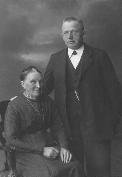 Købmand Lars Sørensen var snefoged for Græsted Bys 3. kreds i årene 1900-1903 Her ses han på sine ældre dage med sin hustru ved sin side, ca. 1935