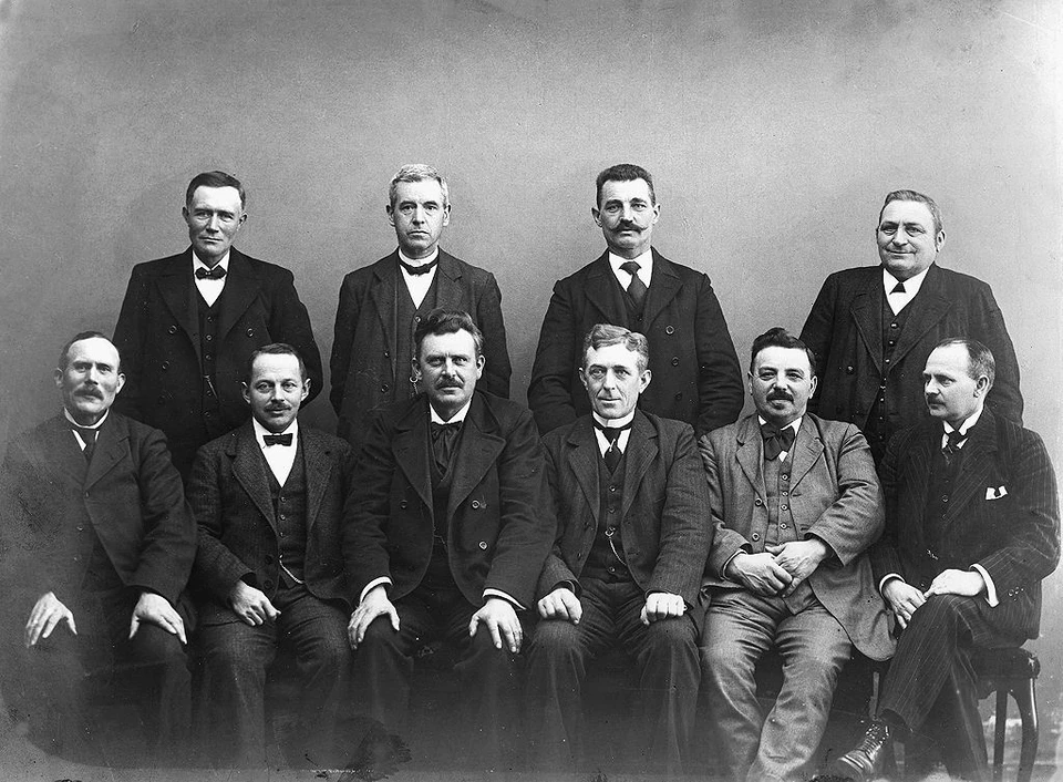 H.H. Henriksen var valgt ind i sognerådet for Søborg-Gilleleje i årene 1917-1921. Han ses siddende yderst til højre og er den eneste, der ikke kigger ind i kameraet. 