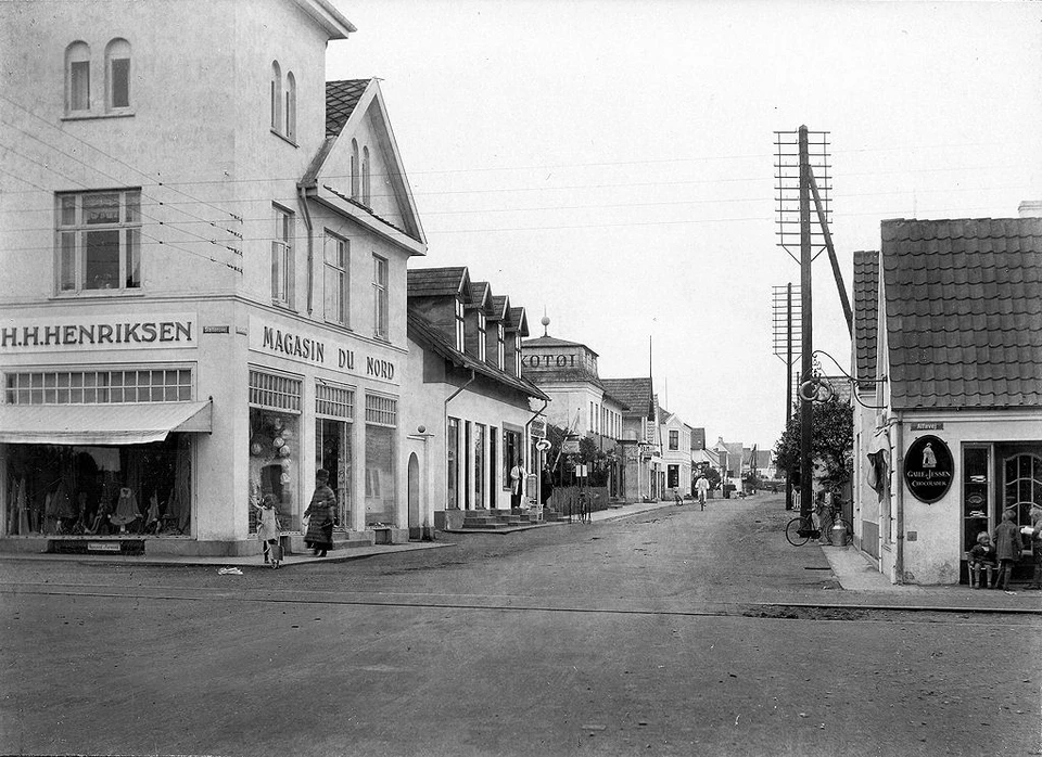 H.H. Henriksens forretning på Vesterbrogade 7 i Gilleleje, ca. 1920. 