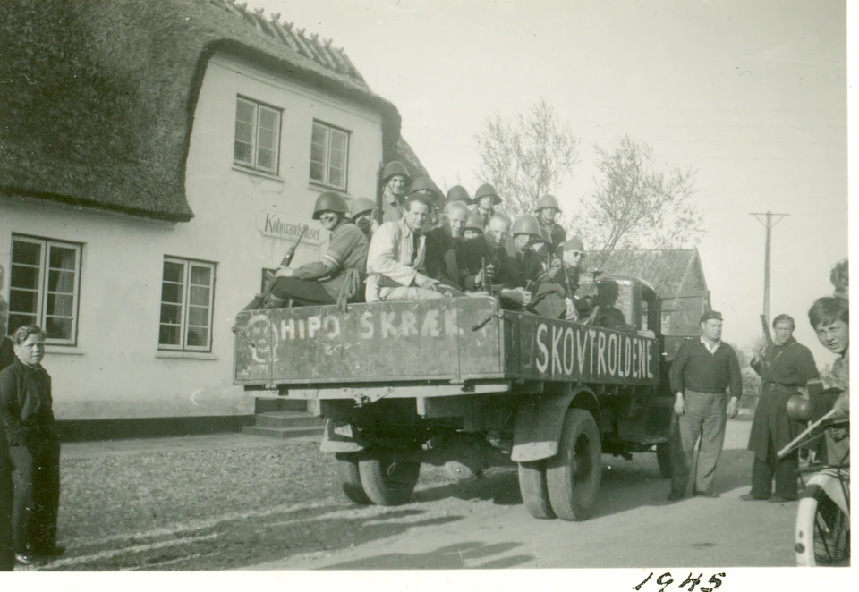 Frihedskæmpere fra modstandsgruppen ”Skovtroldene” ved købmandshuset i Tisvilde. Lastbilen er påmalet med ordene: ”HIPO Skræk”.