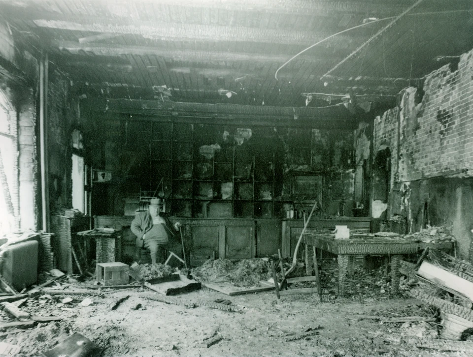 Efter sabotagen af Gilleleje Bio blev kroen ”schalburgteret” af danske nazi-sympatisører. Kroejer Sofus Nielsen i ruinerne af kroens ”borgerhal”.