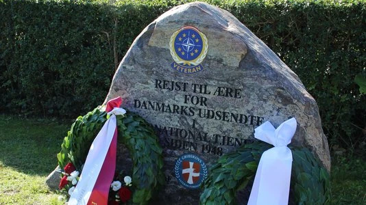 Kransenedlæggelse ved mindesten I Helsinge i forbindelse med markering af Flagdag for Danmarks udsendte.