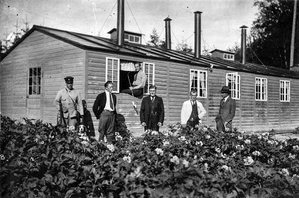 Militærnægtere foran Gribskovlejrens røde barak, 1925