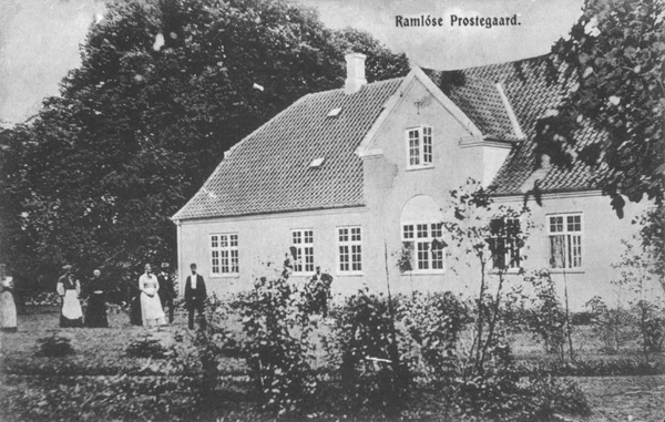 Ramløse Præstegård set fra haven, ca. 1908. Det var loftsvinduet på billedet, som Christian Sørensen kravlede ind ad ved hjælp fra en stige. 