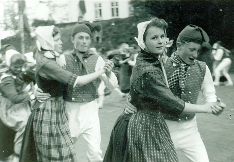 Folkedanserbørn ved Ørby Baun, 1957