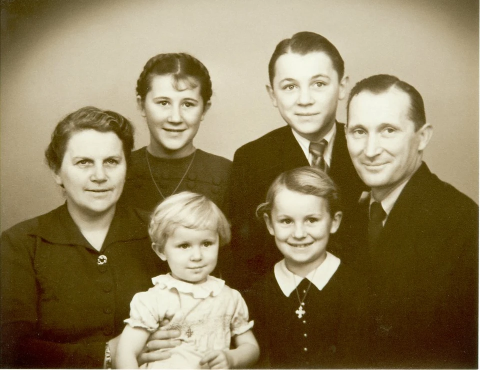 Familien Larsen, 1952. Kirsten sidder i midten ved sin far Gunnar.