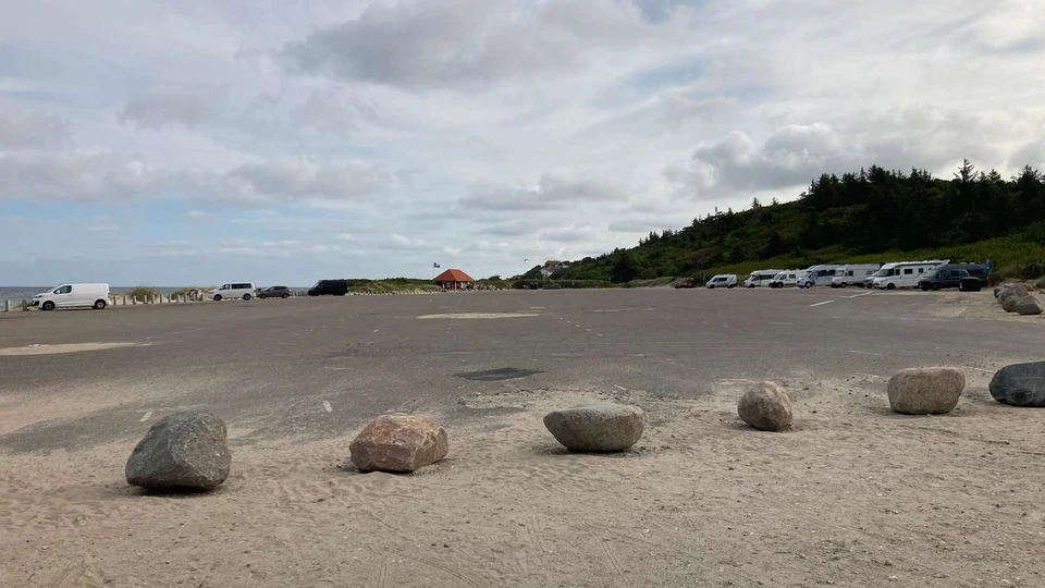 Parkeringspladsen ved stranden i Tisvildeleje